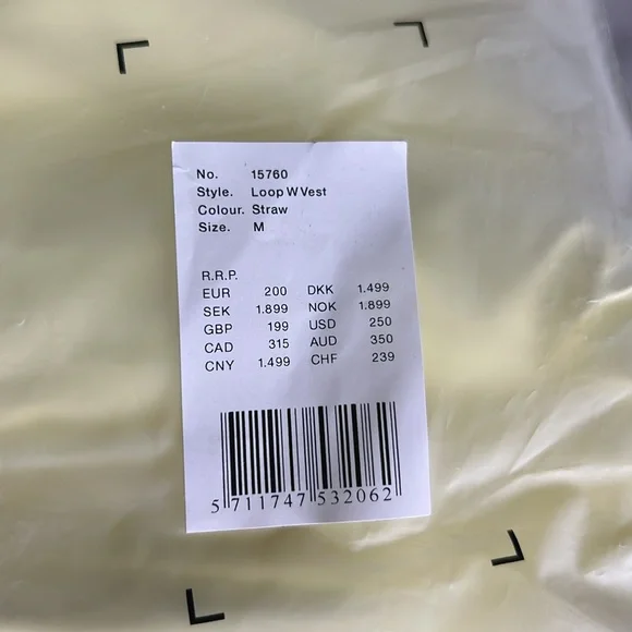 Rains NWT Women’s Loop W Vest. Size M. Color Straw ( yellow). Inside zip pocket - Picture 12 of 12